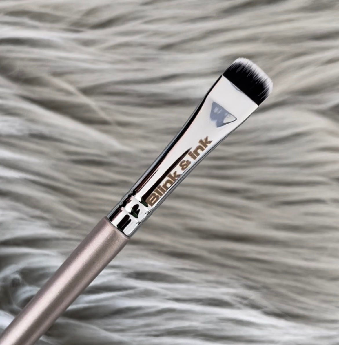 Flat precision concealer brush