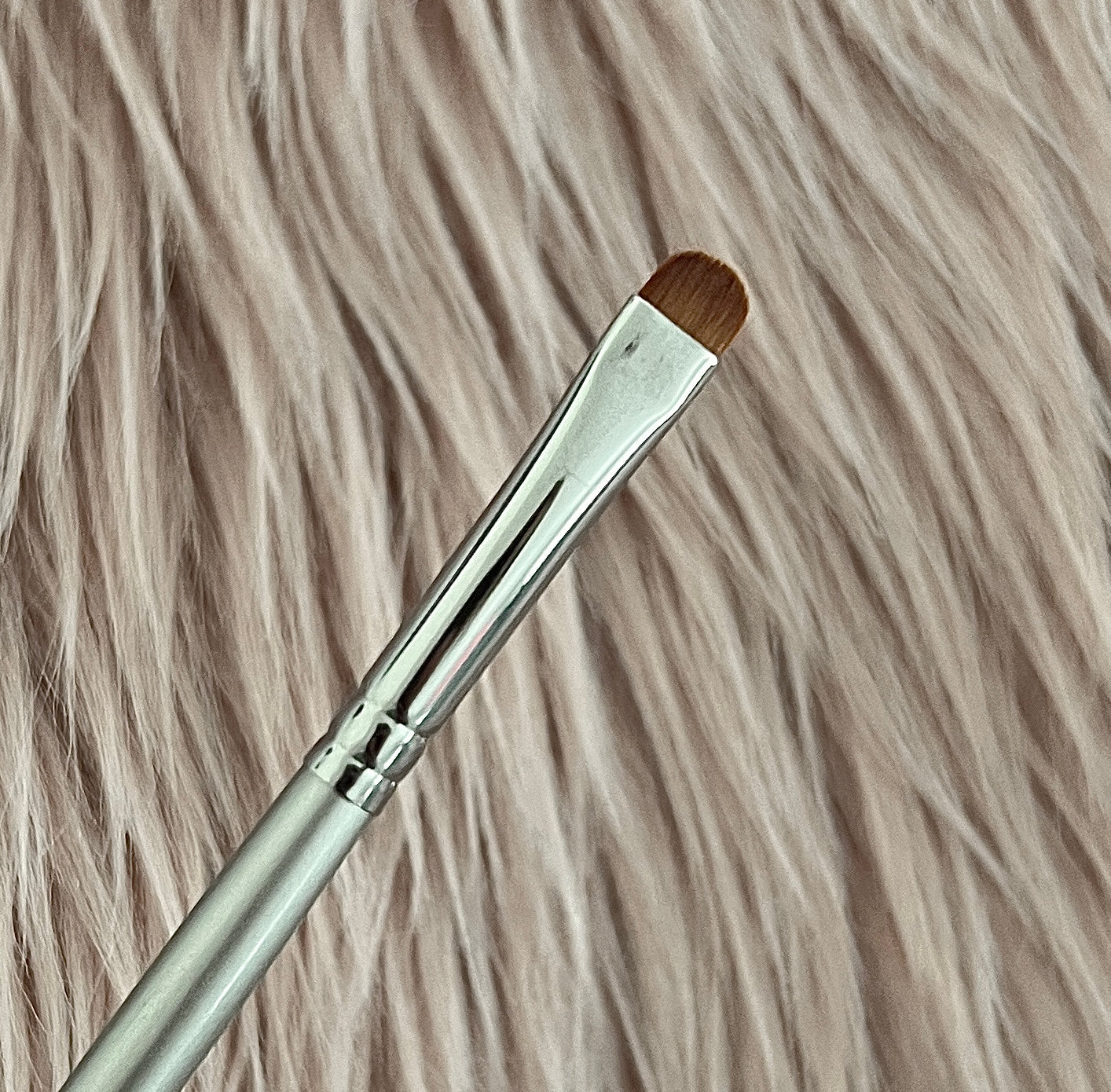 Flat detail concealer brush